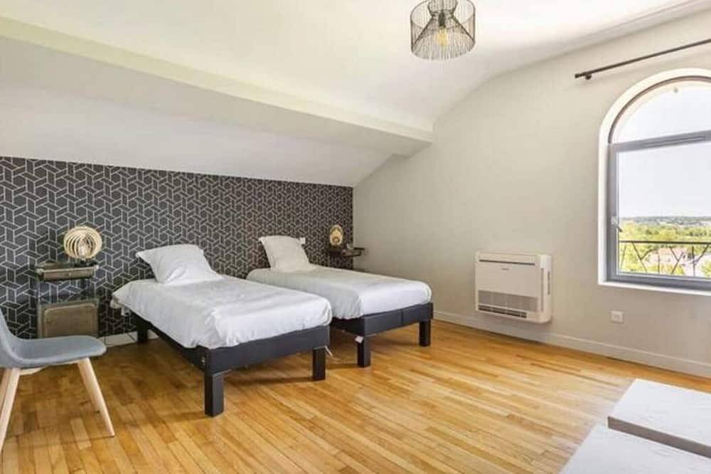 \"Charming Vichy Getaway with Heated Pool, Terrace & Spacious Garden\" in Vichy, Vichy region