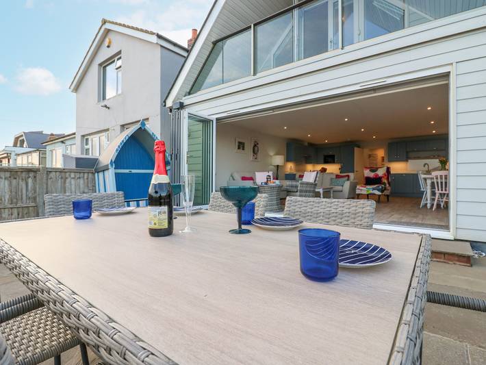 Beach hut for 6 people, with garden, with pets in Sussex