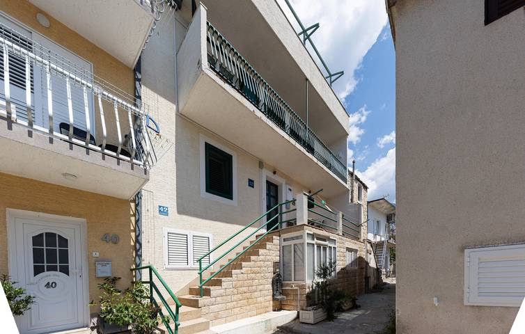 Ferienwohnung für 2 Personen, mit Garten und Terrasse, mit Haustier in Baska Voda
