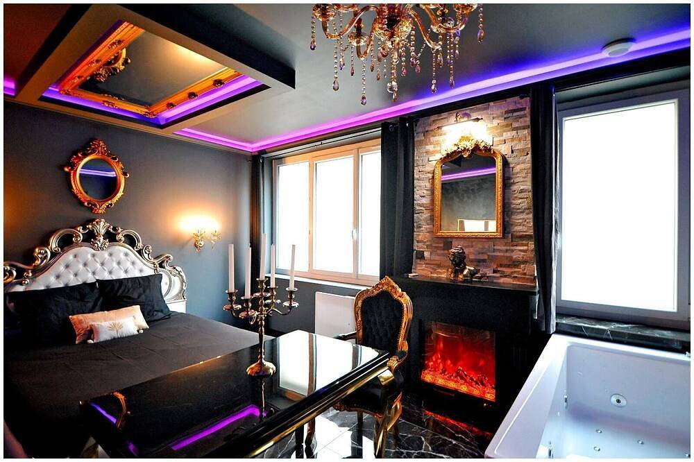 La suite Majestueuse/Spa Xxl privatif/Croix de st André/Ambiance lumineuse/ Luxe in Bourgoin-Jallieu, Région de La Tour-du-Pin