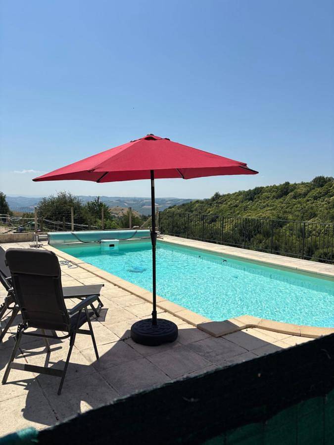 Gîte pour 4 personnes, avec Balcon et Terrasse ainsi que Jardin et Piscine à Junhac