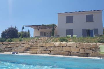 Location de vacances pour 11 personnes, avec terrasse et jardin à Crillon-le-Brave