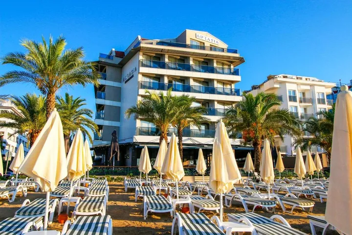 Hotel para 3 personas, con piscina además de balcón y sauna - 1