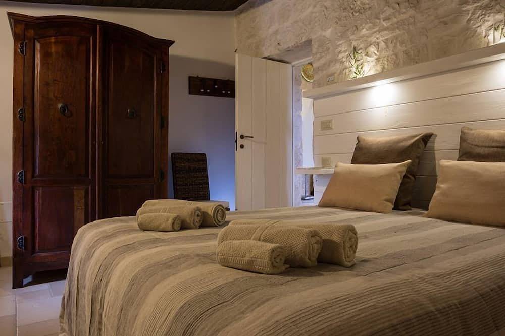 Bellissimo trullo con piscina privata in pietra e jacuzzi, Wi-Fi gratuito.- in Comune di Alberobello, Provincia di Bari