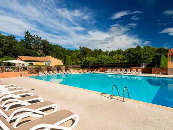 Parc de vacances pour 4 personnes, avec Terrasse ainsi que Jardin et Piscine