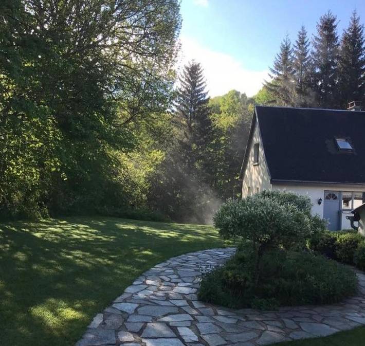 Location de vacances pour 4 personnes, avec vue et jardin ainsi que sauna et piscine, animaux acceptés à Égliseneuve-d'Entraigues - 2