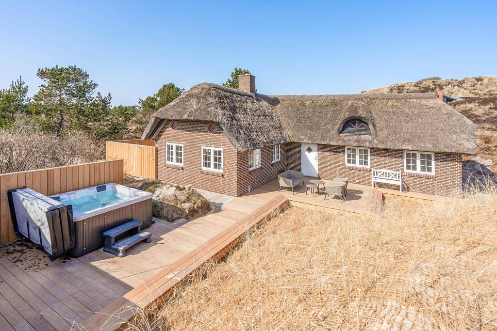 Modernised thatched holiday home with outdoor hot tub and shower in Henne Strand, Lago Filsø
