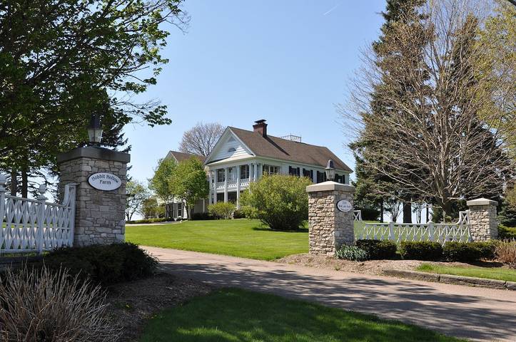 Vacation rental for 12 people, with balcony and yard in Skaneateles Lake