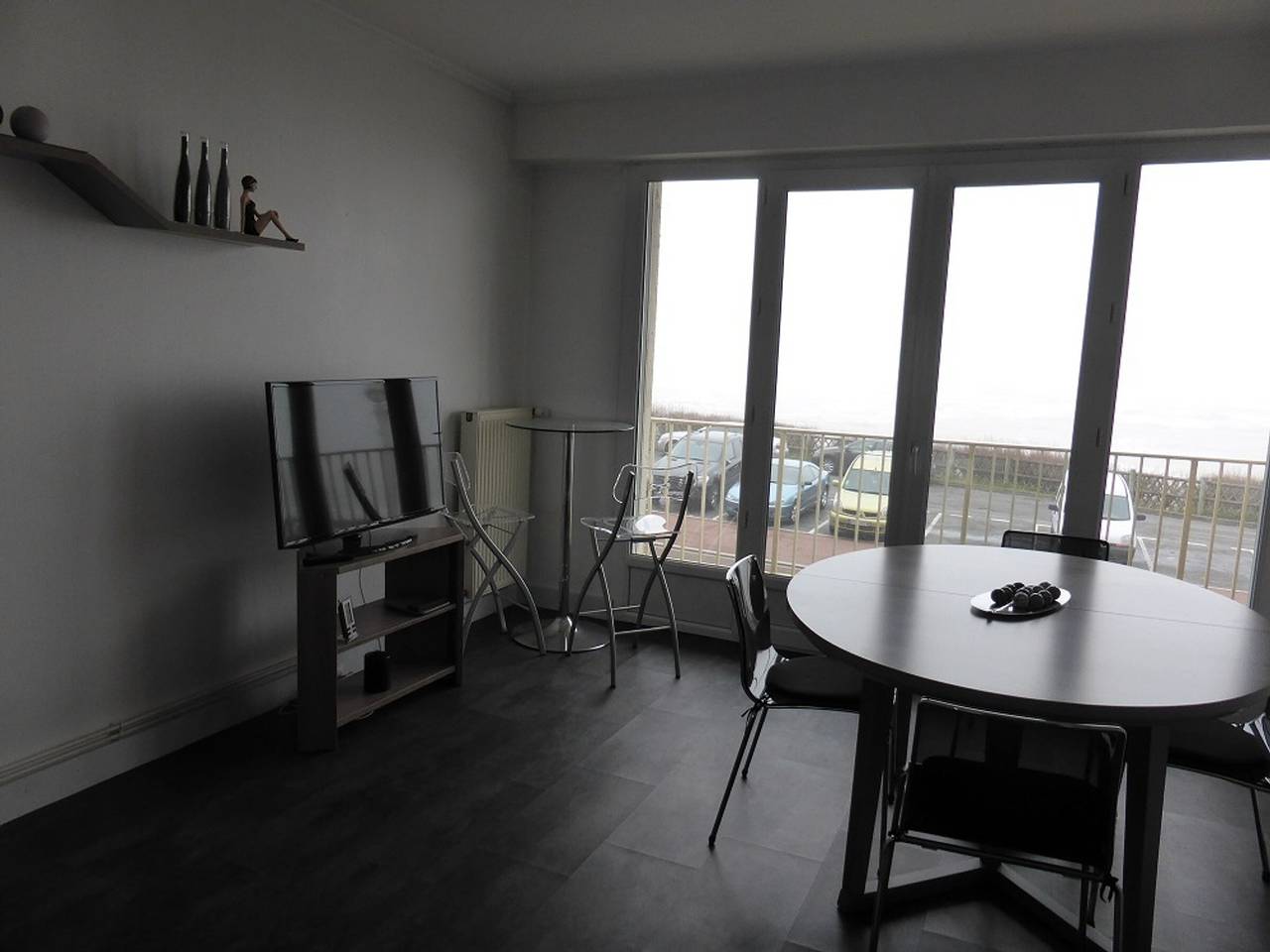 Entire apartment, Seafront Apartment in Les Sables-d'Olonne – Renovated, 4 Guests, Balcony, Near Beach & Thalassotherapy in Vendée