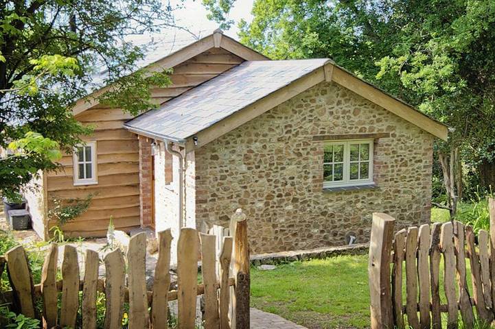 Cottage for 4 people, with garden, with pets in Axminster