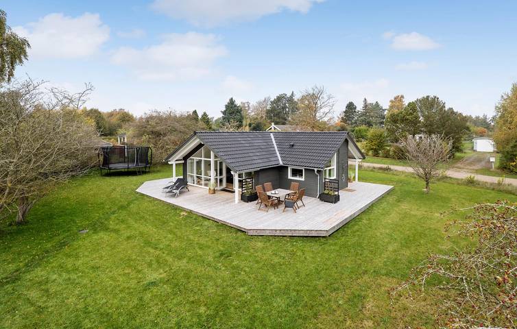 Ferieudlejning for 6 personer, med Terrasse og Have i Præstø