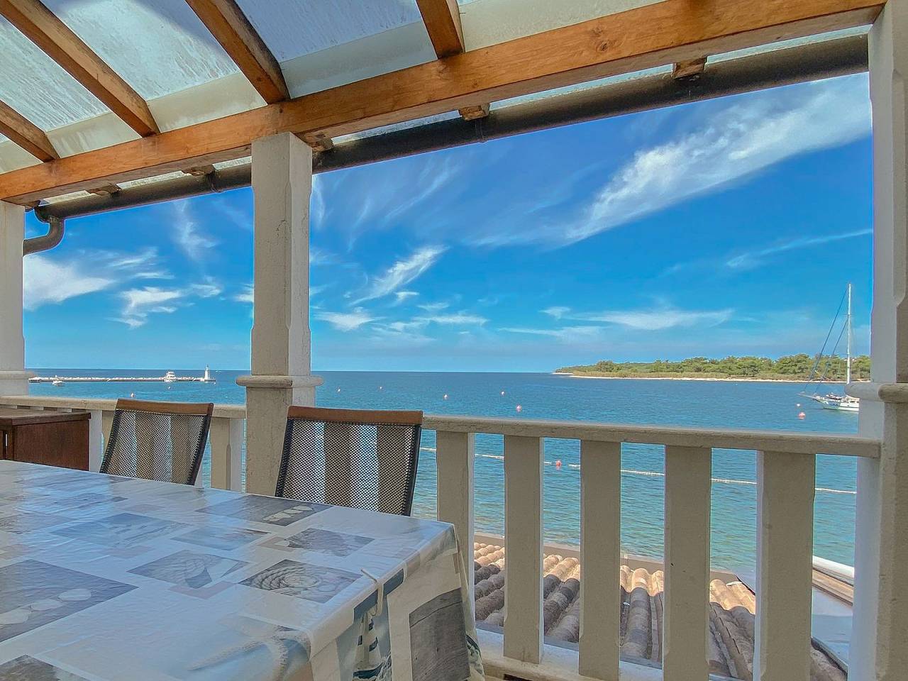 Ganze Wohnung, Atemberaubender Meerblick und nur 30 Meter zum Strand in Novigrad, Umag und Umgebung