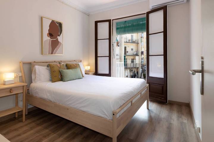 Entire apartment, 22Par1006 - Newly refurbished 2bed apt in Paralel in Barcelona Centre, Barcelona