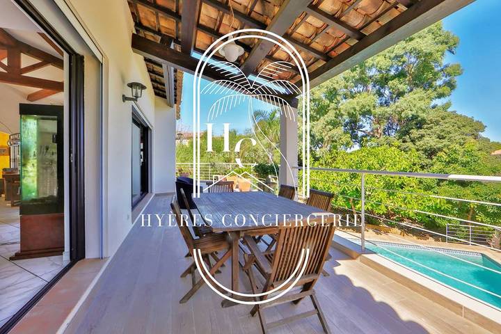 Gîte pour 10 personnes, avec terrasse ainsi que piscine et balcon/terrasse, adapté aux familles dans Plage de la Madrague (Giens) - 3