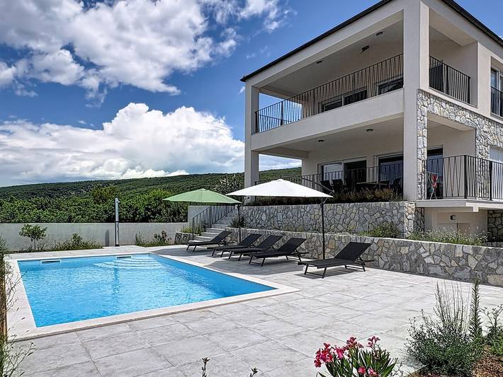 Ferienhaus für 8 Personen, mit Balkon/Terrasse und Garten sowie Pool in Punat