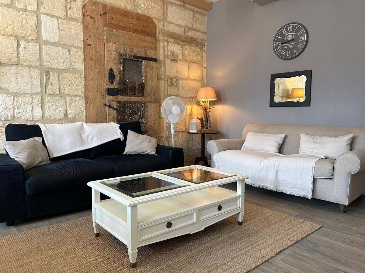Appartement entier, Bel appartement en pierre de 100 m2 avec cour. in Margaux-Cantenac, Parc naturel régional du Médoc
