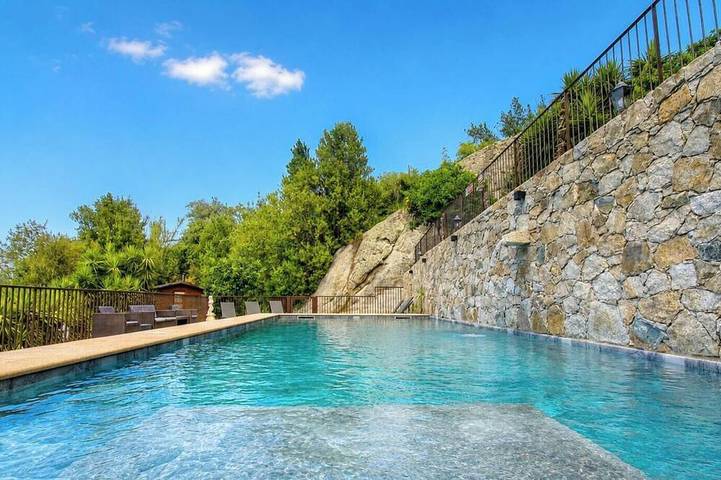 Location de vacances pour 3 personnes, avec Terrasse ainsi que Jardin et Piscine à Costa