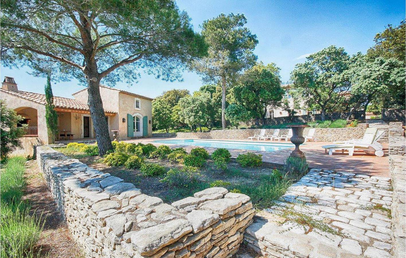 Geräumiges 220qm Apt mit Pool, Parkplatz & WiFi in L'Isle-sur-la-Sorgue, Vaucluse
