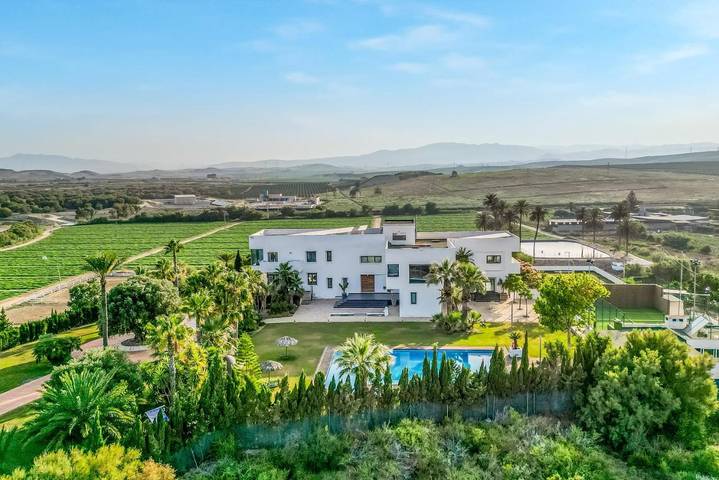 Resort para 4 personas, con Jacuzzi y Terraza además de Jardín y Piscina en Provincia de Almería