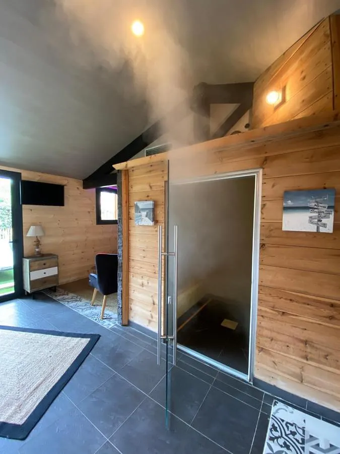Alojamiento y desayuno para 2 personas, con sauna además de jardín y piscina - 1