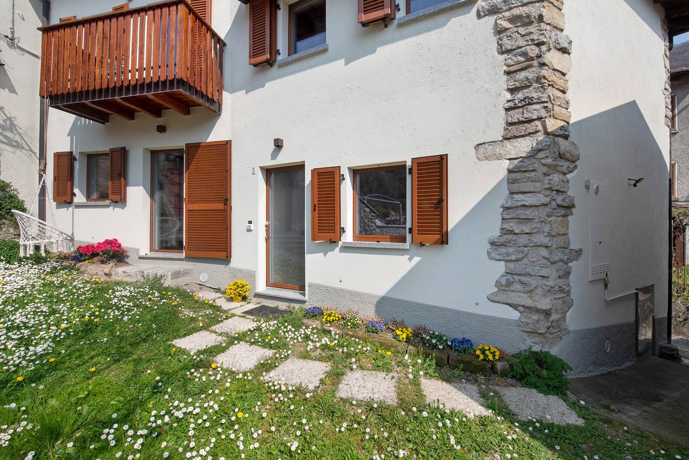 Holiday Home 'Casa Il Butto' with Mountain View, Shared Garden and Balcony in Erve, Prealpi Bergamasche Occidentali