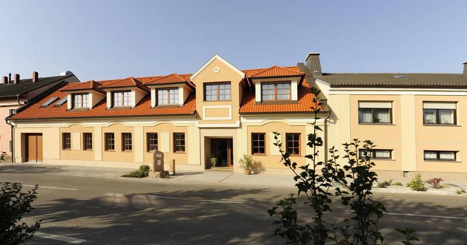 Gîte pour 2 personnes, avec terrasse ainsi que vue et piscine à Illmitz - 2