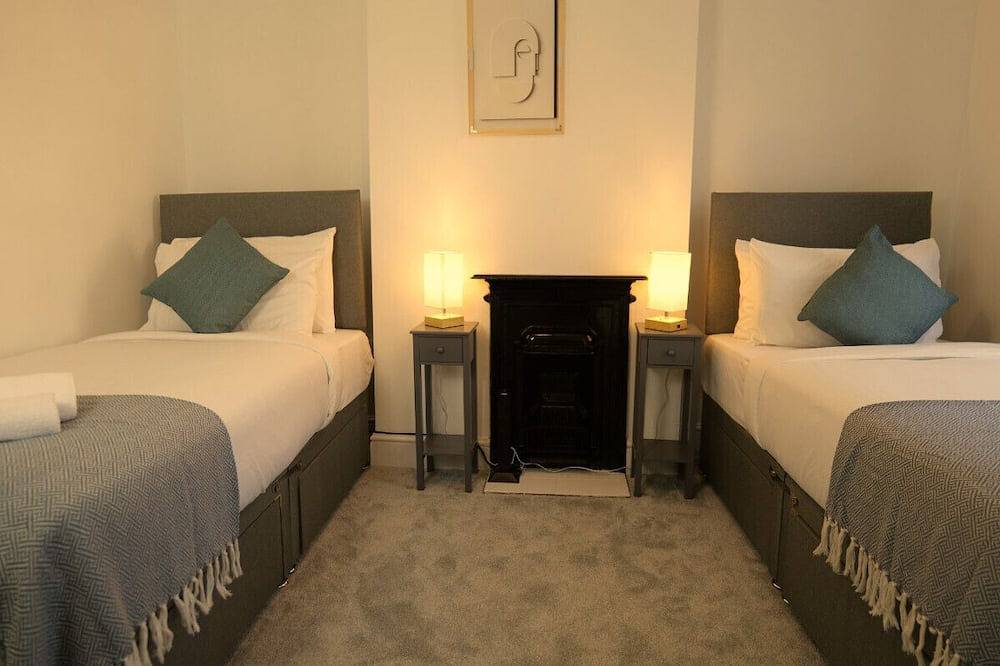 Town Centre House with parking, Wi-Fi in Stafford, Staffordshire