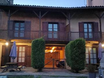 Gîte pour 7 personnes, avec vue ainsi que jardin et piscine, adapté aux familles à Fougax-et-Barrineuf