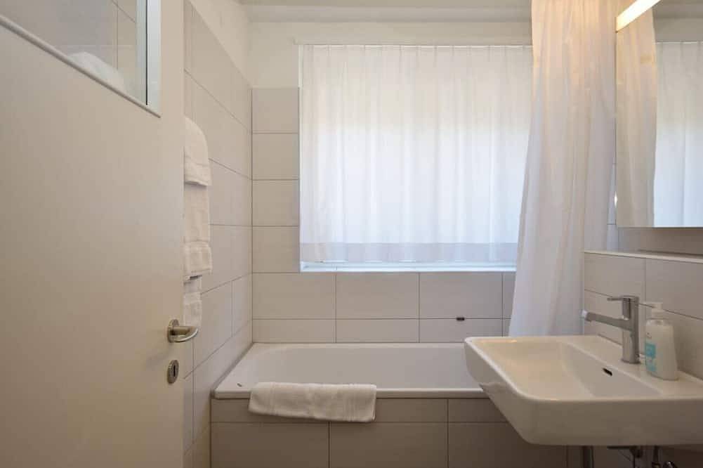 Ganze Wohnung, Studio near `Stadelhofen` station (Mill 5.02) in Zürich Zustellkreis, Zürich