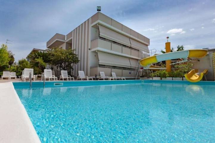 Casa vacanza per 3 persone, con piscina e balcone nonché giardino ad Alba Adriatica