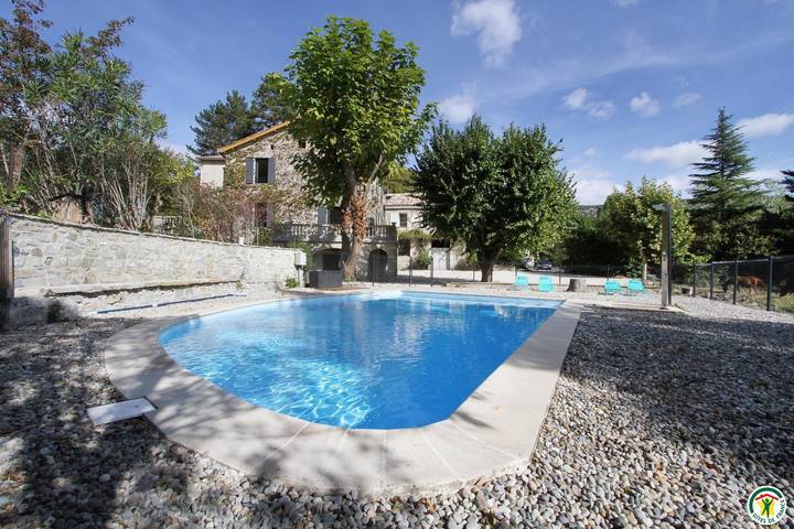 Gîte pour 15 personnes, avec piscine et terrasse dans la Drôme