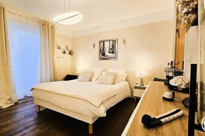 Location de vacances pour 6 personnes, avec Terrasse à La Roche-Canillac - 3