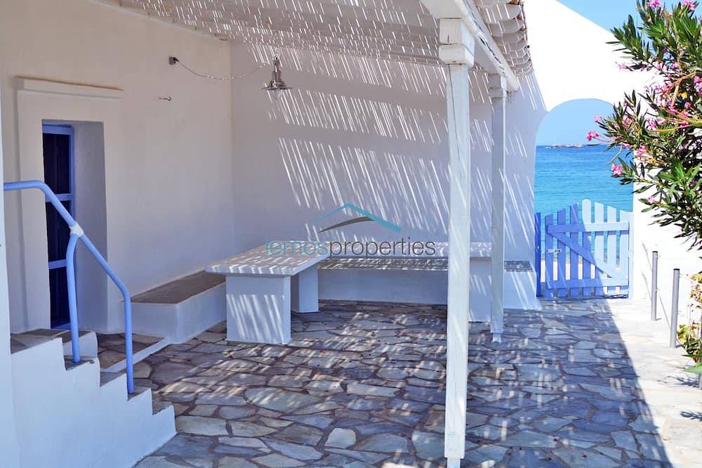 Casa in pietra originale sul lungomare con accesso a una grande spiaggia sabbiosa in Otzias, Kea