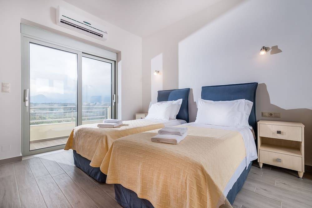 Villa Ovgoro, 3-stöckiges Gebäude mit Pool und Fußbodenheizung. in Kamilari, Iraklio-Heraklion und Umgebung