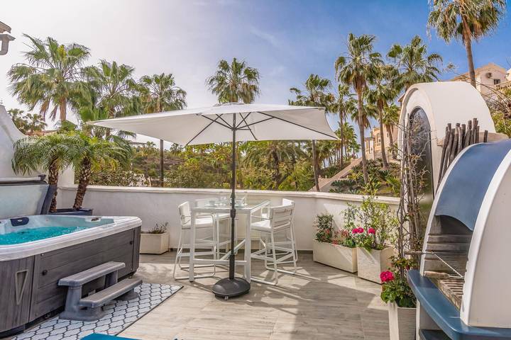 Holiday Home 'Casablanca 3 - El Oasis Capistrano' near the Sea with Shared Pool & Wi-Fi in El Capistrano, Nerja
