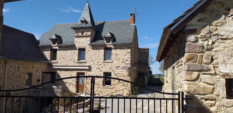 Location de vacances pour 13 personnes, avec vue et terrasse, animaux acceptés à Rieupeyroux - 2