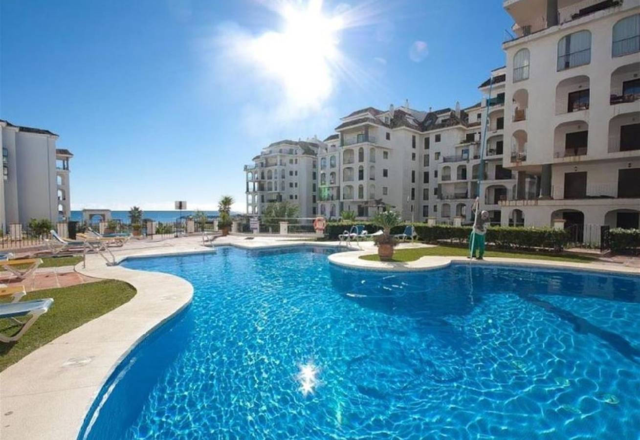 Entire apartment, Frontline Beach Apartment - Superb !!  in La Duquesa, Manilva