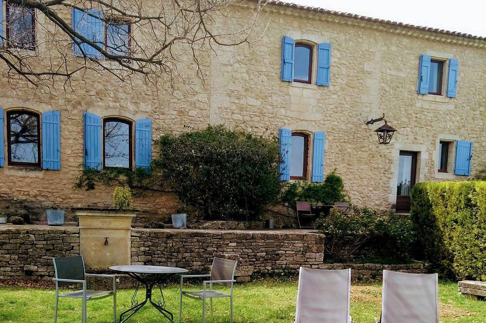 Charming gite 2 pers in Luberon, quiet, panoramic view, swimming pool, fireplace in Lacoste, Regionaler Naturpark Luberon