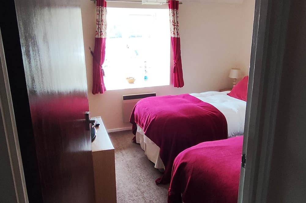 Cosy and comfortable Riverside Cottage in Wroxham, the Gateway to the Broads in Wroxham, The Broads