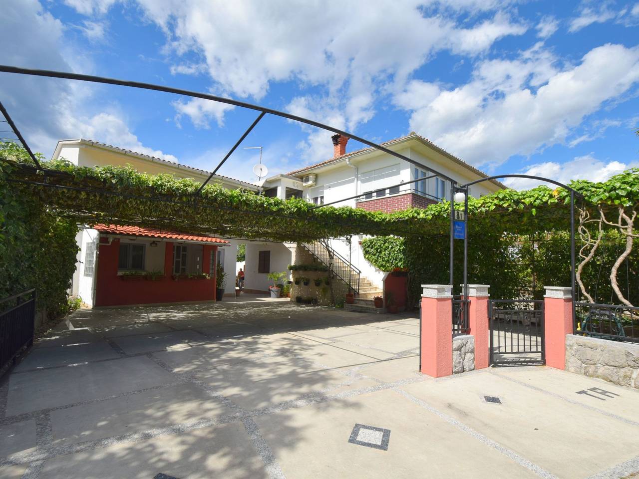 Ganze Wohnung, "" mit eigenem Balkon in Malinska-Dubašnica, Krk