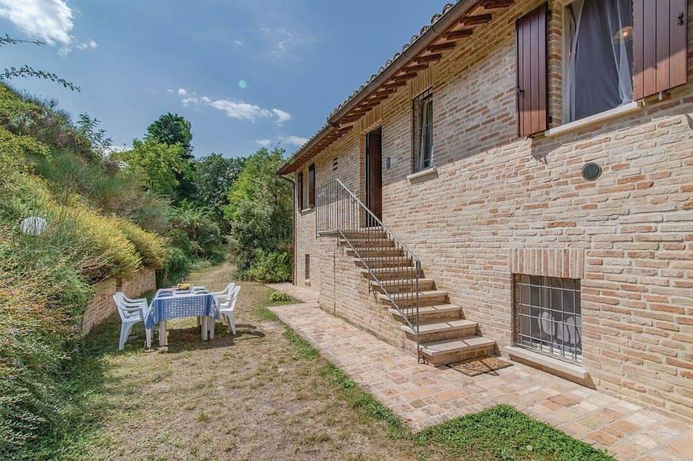 Cosy apartment in villa for 5 guests with Wifi, pool, Tv and panoramic view, close to Urbino in Urbino, Pesaro-Urbino