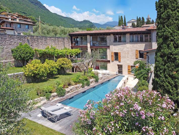 Casa vacanza per 10 persone, con vista lago e balcone nonché giardino e panorama, adatto a famiglie con bambini in Toscolano-Maderno