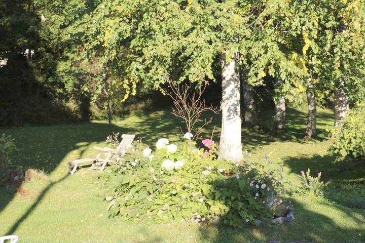 Location de vacances pour 14 personnes, avec jardin ainsi que vue et vue sur le lac, adapté aux familles dans Lac de Saint-Point - 4