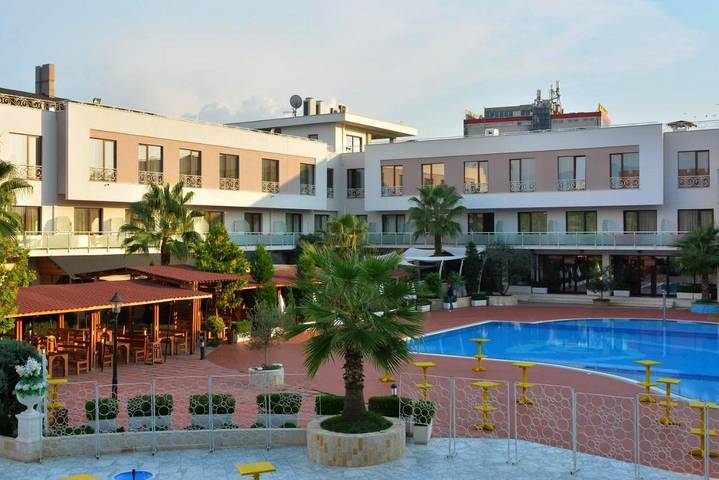 Bungalow per 6 persone, con Terrazza e Giardino nonché Piscina per bambini e Piscina in Albania