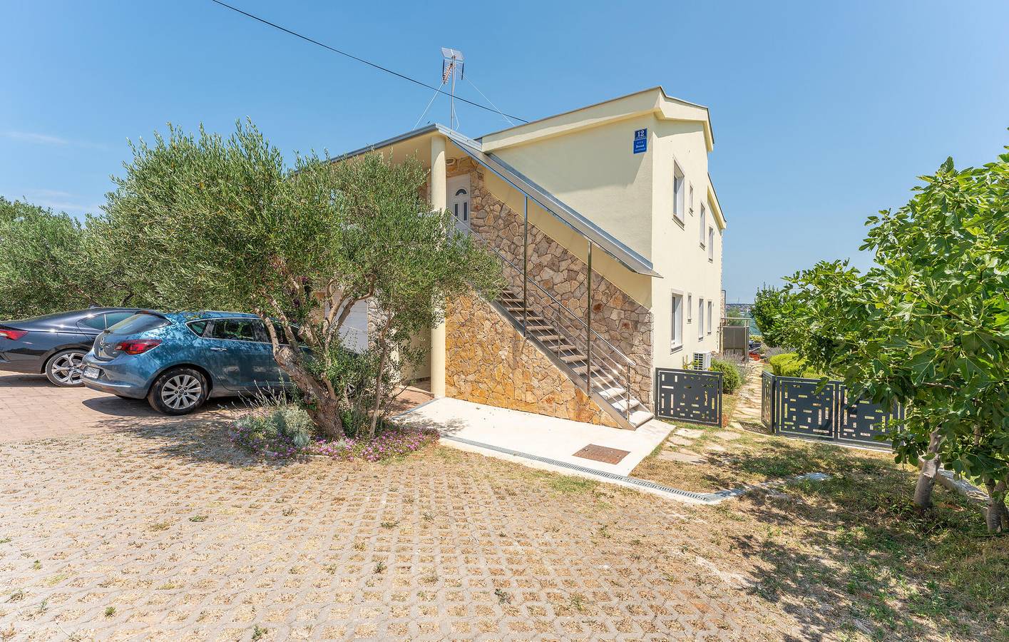 Ganze Ferienwohnung, Ferienwohnung für 8 Personen mit Terrasse in Ugrinici, Tkon
