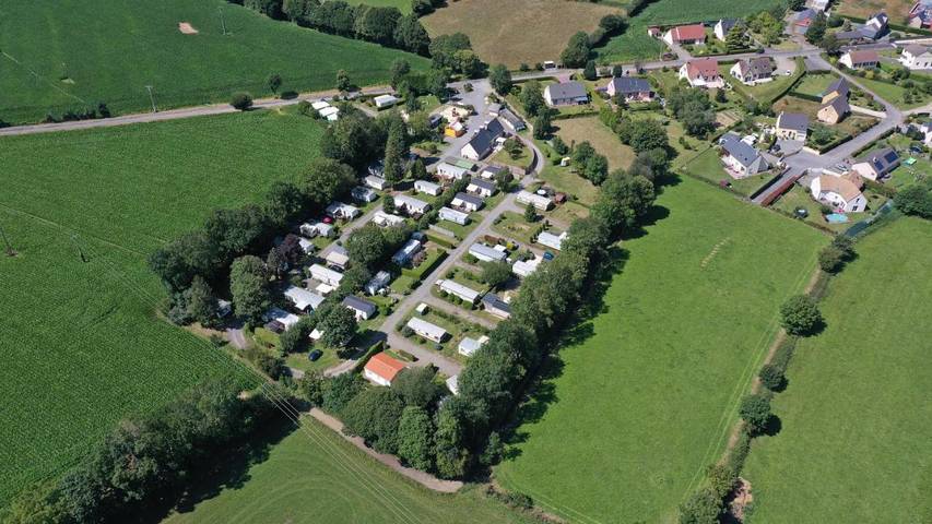Camping pour 4 personnes, avec Terrasse et Jacuzzi ainsi que Jardin et Sauna