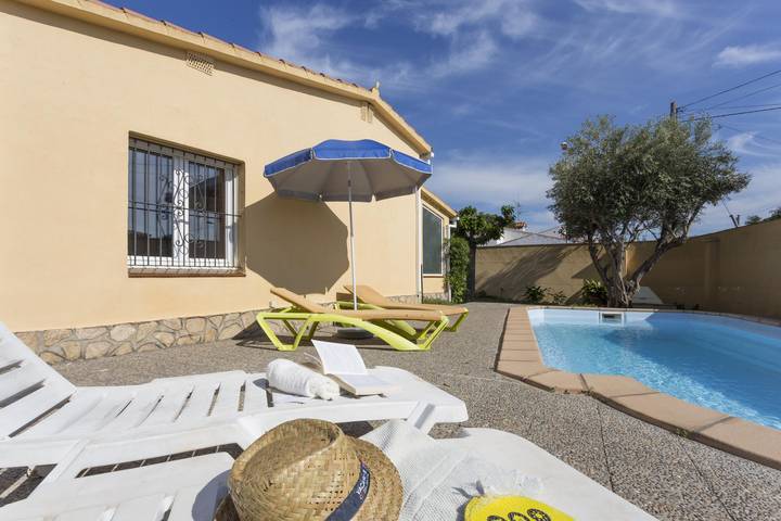 Casa rural para 8 personas, con vistas además de terraza y jardín en Alt Empordà - 2