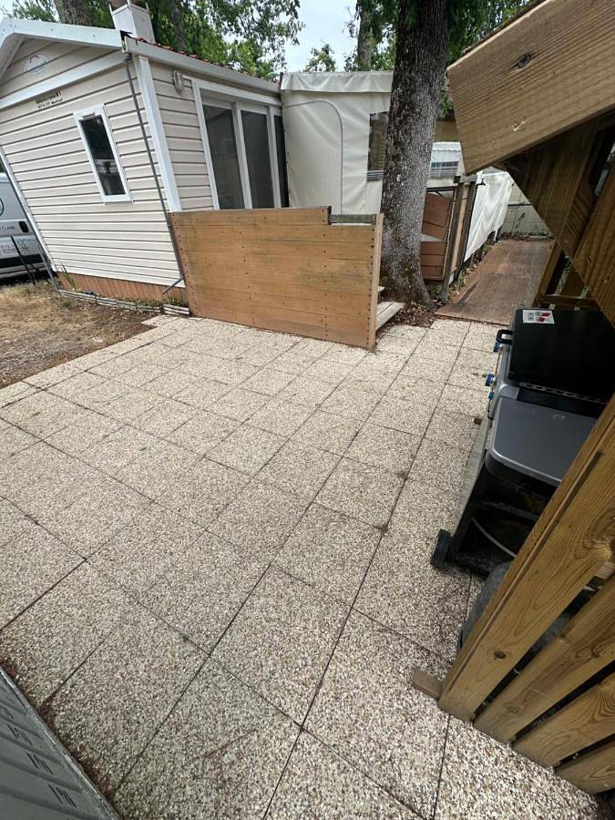 Camping pour 6 personnes, avec piscine ainsi que jardin et terrasse, animaux acceptés