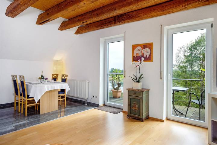 Hel lejlighed, Holiday Apartment 'Goelz' with Lake View, Wi-Fi and Air Conditioning in Bad Schussenried, Landkreis Biberach