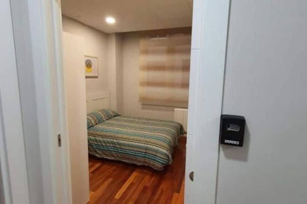 Cozy Room & Garage Across from the Guggenheim – Central, Safe, and Pet-Friendly! in Bilbao, Bizkaia